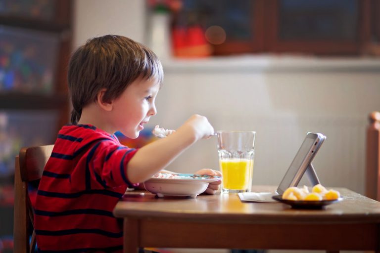 Waktu Makan Bukan Masa Yang Sesuai Bagi Anak Tengok Gajet ...