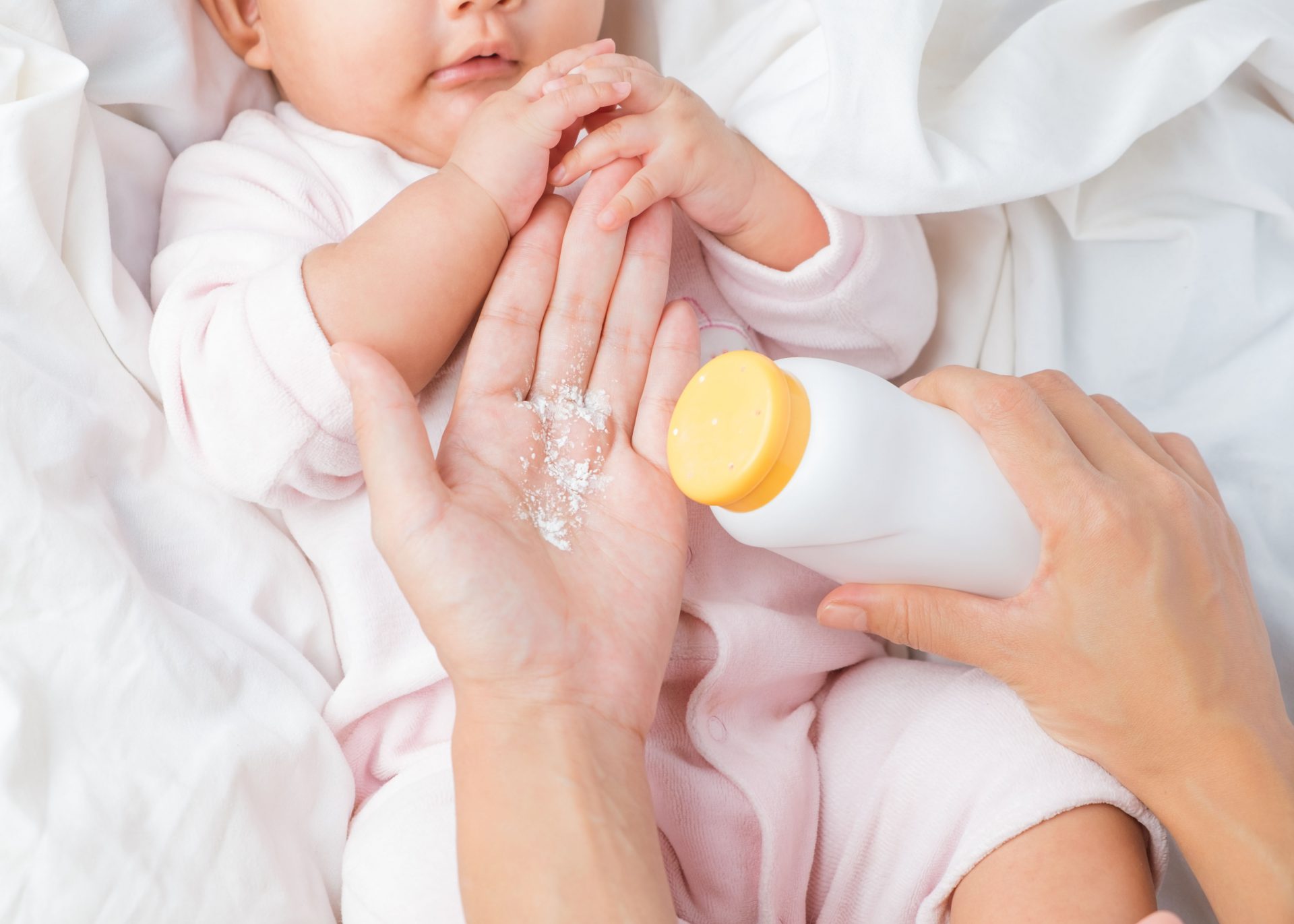 Elak Sapu Bedak Pada Alat Sulit Bayi, Bahaya!
