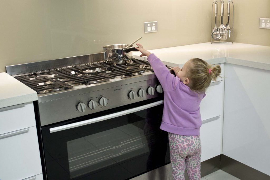 Anak Senyap-Senyap Masuk Dapur, Tak Sedar Banyak Bahayanya, Mak Ayah Jangan Leka! 9 Anak Senyap-Senyap Masuk Dapur, Tak Sedar Banyak Bahayanya, Mak Ayah Jangan Leka!