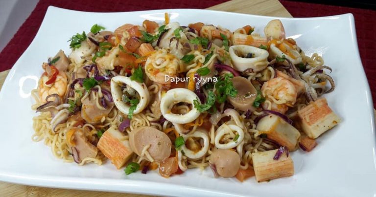Buat Kerabu Mi Segera Letak Seafood, Makan Pun Berebut. Sedap Betul!