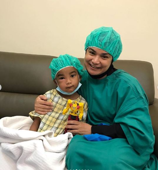 Penangan Gigi Susu, Muka Anak Tini Ariffin Bengkak Teruk, Terpaksa Jalani Pembedahan! 7 Penangan Gigi Susu, Muka Anak Tini Ariffin Bengkak Teruk, Terpaksa Jalani Pembedahan!