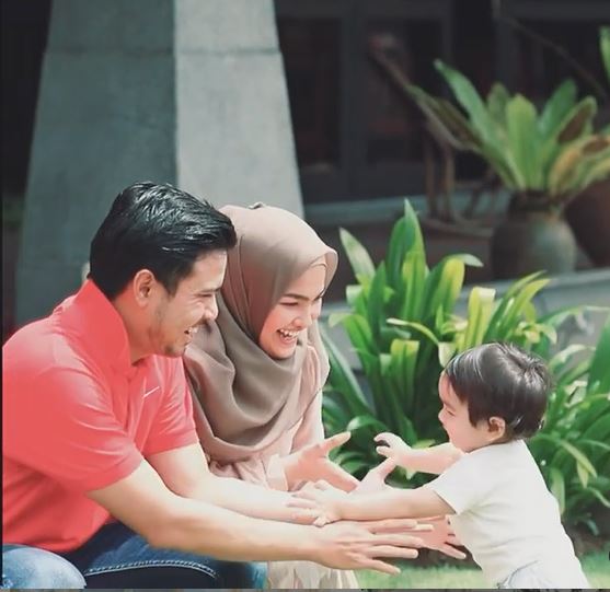 Dah Pandai Berjalan & Suka Makan Buah, Elfira Loy Kongsi Video Momen Anak Di Usia Setahun!