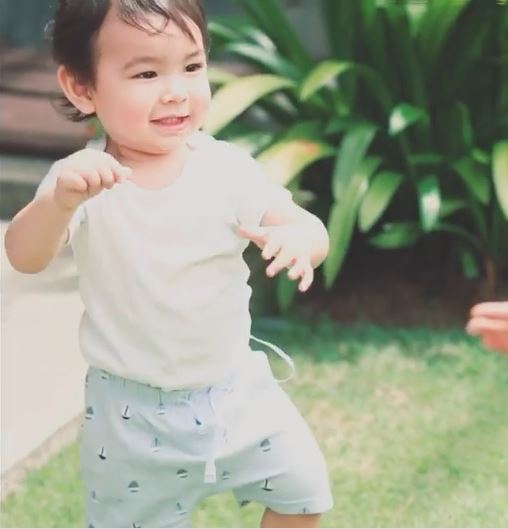 Dah Pandai Berjalan & Suka Makan Buah, Elfira Loy Kongsi Video Momen Anak Di Usia Setahun! 15 Dah Pandai Berjalan & Suka Makan Buah, Elfira Loy Kongsi Video Momen Anak Di Usia Setahun!
