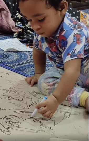 “Tak Cukup Whiteboard, Conteng Lantai Pulak” Anak Arwah Abam Makin Kreatif, Wargamaya Doa Bakal Jadi Arkitek!
