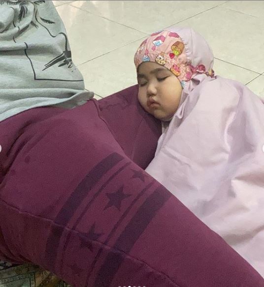 "Pelik-Pelik Cara Tidur Dia, Sebijik Pak Dia" Ozlynn Kongsi Gelagat Moleiq, Buat Wargamaya Terhibur! 14 “Pelik-Pelik Cara Tidur Dia, Sebijik Pak Dia” Ozlynn Kongsi Gelagat Moleiq, Buat Wargamaya Terhibur!