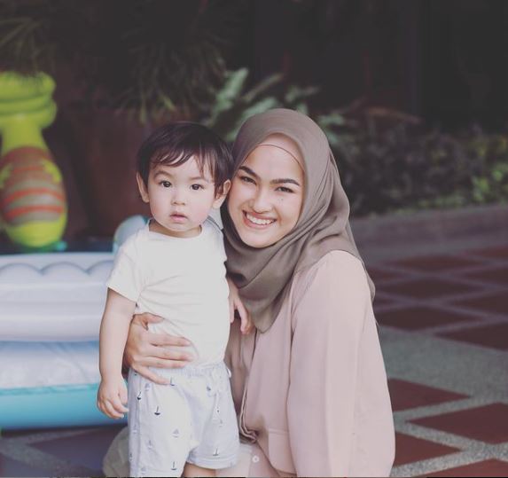 Dah Pandai Berjalan & Suka Makan Buah, Elfira Loy Kongsi Video Momen Anak Di Usia Setahun! 13 Dah Pandai Berjalan & Suka Makan Buah, Elfira Loy Kongsi Video Momen Anak Di Usia Setahun!