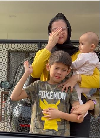 "Sedihnya, Menangis Tak Berhenti" Warganet Sebak Tengok Arrian, Tomok Hantar Pembantu Rumah Balik Kampung! 14 “Sedihnya, Menangis Tak Berhenti” Warganet Sebak Tengok Arrian, Tomok Hantar Pembantu Rumah Balik Kampung!