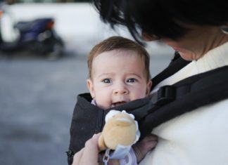 Ibu Dedah Baby Carrier Lebih Praktikal Berbanding Stroller, Ramai Ibu Bapa Setuju