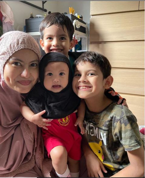 "Sedihnya, Menangis Tak Berhenti" Warganet Sebak Tengok Arrian, Tomok Hantar Pembantu Rumah Balik Kampung! 17 “Sedihnya, Menangis Tak Berhenti” Warganet Sebak Tengok Arrian, Tomok Hantar Pembantu Rumah Balik Kampung!
