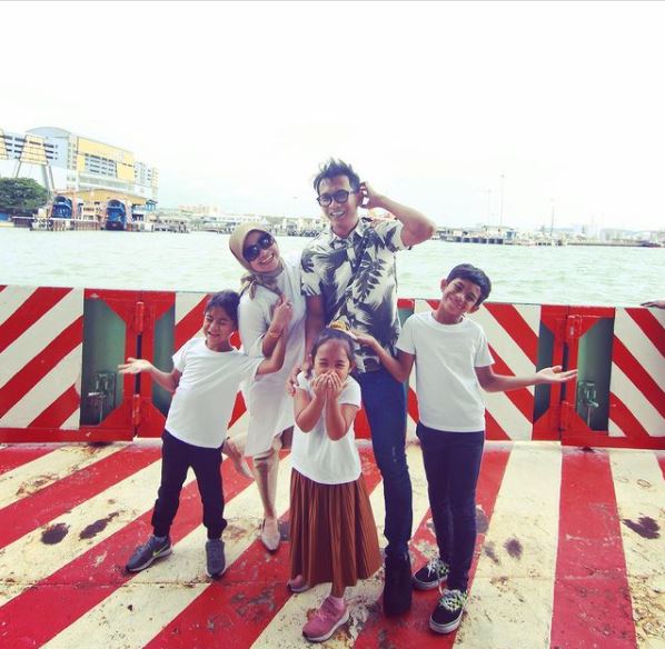 "Untunglah Jimat Sambut Sekali" Anak Kongsi Tarikh Lahir Sama, Ajak & Isteri Buat Wargamaya Kagum! 12 “Untunglah Jimat Sambut Sekali” Anak Kongsi Tarikh Lahir Sama, Ajak & Isteri Buat Wargamaya Kagum!