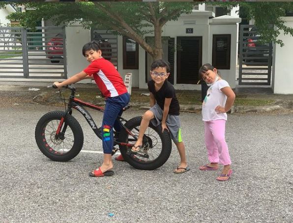 "Untunglah Jimat Sambut Sekali" Anak Kongsi Tarikh Lahir Sama, Ajak & Isteri Buat Wargamaya Kagum! 15 “Untunglah Jimat Sambut Sekali” Anak Kongsi Tarikh Lahir Sama, Ajak & Isteri Buat Wargamaya Kagum!