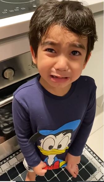 "Sedih Tak Boleh Tolong Mommy" Gelagat Anak Amyra Rosli Menangis Teresak-Esak Bantu Mommy Buat Warganet Hiba! 16 “Sedih Tak Boleh Tolong Mommy” Gelagat Anak Amyra Rosli Menangis Teresak-Esak Bantu Mommy Buat Warganet Hiba!