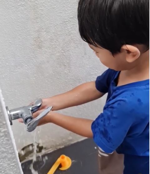 "Habis Basah Lencun" Ajar Anak 3 Tahun Ambil Wuduk, Comelnya Gelagat Anak Mila Jirin! 11 “Habis Basah Lencun” Ajar Anak 3 Tahun Ambil Wuduk, Comelnya Gelagat Anak Mila Jirin!