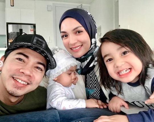 "Sedih Tak Boleh Tolong Mommy" Gelagat Anak Amyra Rosli Menangis Teresak-Esak Bantu Mommy Buat Warganet Hiba! 12 “Sedih Tak Boleh Tolong Mommy” Gelagat Anak Amyra Rosli Menangis Teresak-Esak Bantu Mommy Buat Warganet Hiba!