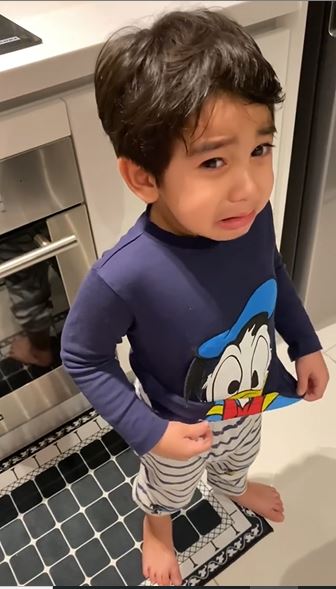 "Sedih Tak Boleh Tolong Mommy" Gelagat Anak Amyra Rosli Menangis Teresak-Esak Bantu Mommy Buat Warganet Hiba! 14 “Sedih Tak Boleh Tolong Mommy” Gelagat Anak Amyra Rosli Menangis Teresak-Esak Bantu Mommy Buat Warganet Hiba!