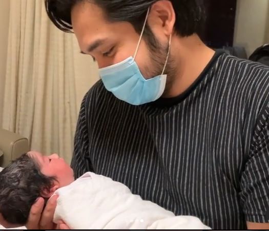 “Definisi Lahir Je Terus Cantik” Sambut Hari Lahir Pertama, Izara Aishah Imbas Detik Manis Kelahiran Puteri Sulung!