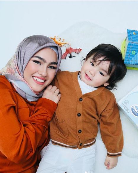 "Pandainya, Siap Buat Bunyi" Kongsi Video Ajar Anak Kenal Haiwan, Warganet Puji Cara Didikan Elfira Loy! 13 “Pandainya, Siap Buat Bunyi” Kongsi Video Ajar Anak Kenal Haiwan, Warganet Puji Cara Didikan Elfira Loy!
