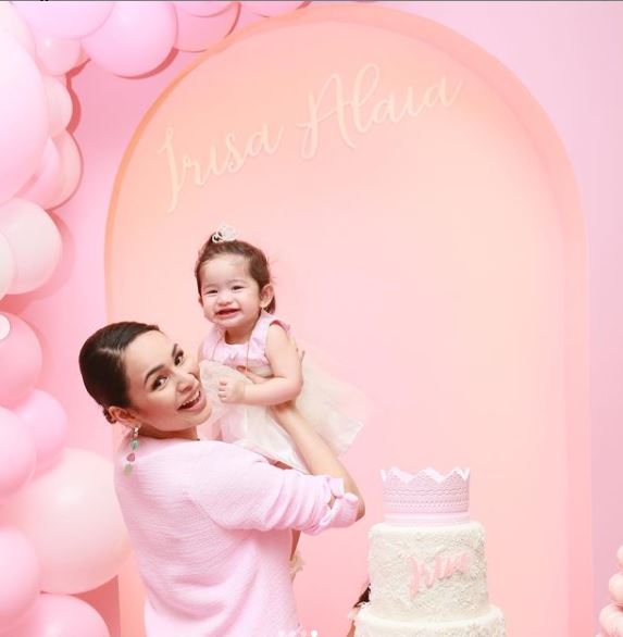 “Definisi Lahir Je Terus Cantik” Sambut Hari Lahir Pertama, Izara Aishah Imbas Detik Manis Kelahiran Puteri Sulung!