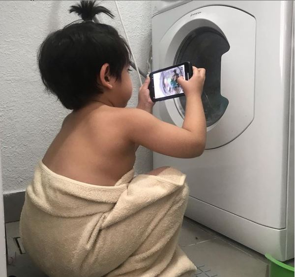 “Abang Buat Apa Ni Sayang” Gambar Comel Anak Amar Bahrin Buat Warganet Terhibur!