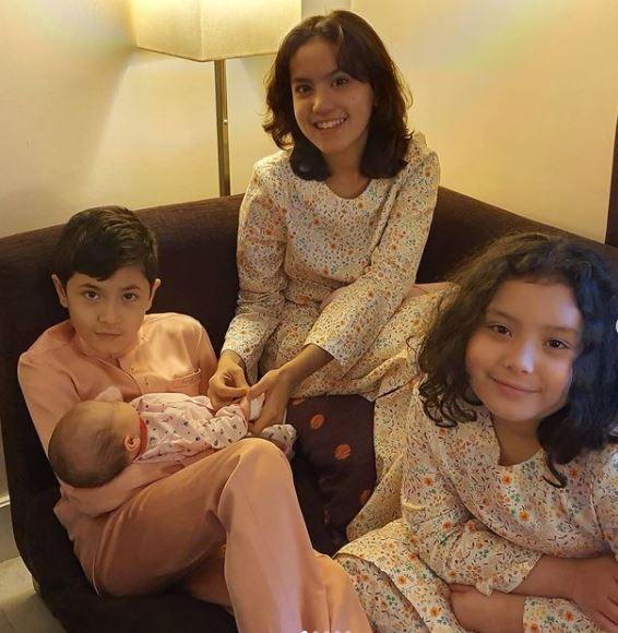 "Comelnya, Macam Muka Abang & Kakak" Wajah Redup & Tenang Anak Datuk Eizlan Yusof Dapat Pujian Ramai! 16 “Comelnya, Macam Muka Abang & Kakak” Wajah Redup & Tenang Anak Datuk Eizlan Yusof Dapat Pujian Ramai!