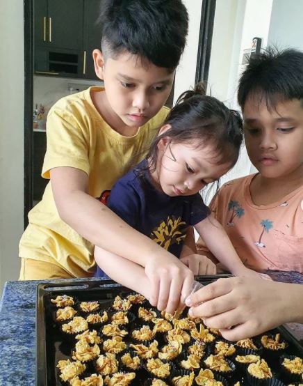 Semangat Buat Kuih Raya, Sariyanti Kongsi Foto Anak-Anak 'Bekerja' Di Dapur. Comel! 10 Semangat Buat Kuih Raya, Sariyanti Kongsi Foto Anak-Anak ‘Bekerja’ Di Dapur. Comel!