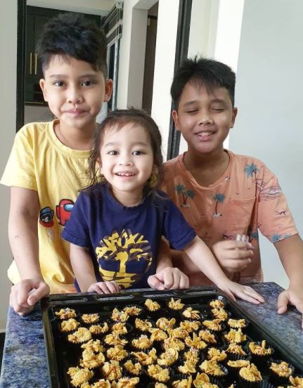 Semangat Buat Kuih Raya, Sariyanti Kongsi Foto Anak-Anak 'Bekerja' Di Dapur. Comel! 15 Semangat Buat Kuih Raya, Sariyanti Kongsi Foto Anak-Anak ‘Bekerja’ Di Dapur. Comel!