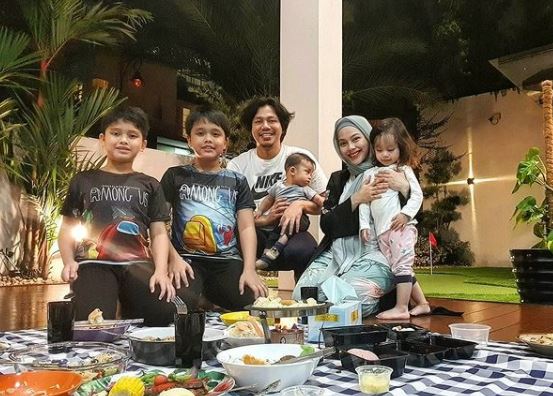 Semangat Buat Kuih Raya, Sariyanti Kongsi Foto Anak-Anak 'Bekerja' Di Dapur. Comel! 16 Semangat Buat Kuih Raya, Sariyanti Kongsi Foto Anak-Anak ‘Bekerja’ Di Dapur. Comel!