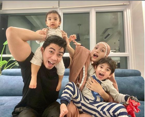 “Abang Buat Apa Ni Sayang” Gambar Comel Anak Amar Bahrin Buat Warganet Terhibur!