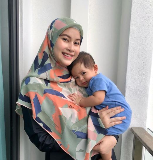 "Merajuk Tak Nak Video Call" Anak Eyra Hazali Demam Rindu, Terpaksa Berjauhan Dengan Ayah! 11 “Merajuk Tak Nak Video Call” Anak Eyra Hazali Demam Rindu, Terpaksa Berjauhan Dengan Ayah!