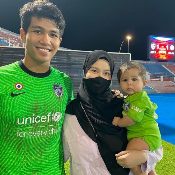 "Merajuk Tak Nak Video Call" Anak Eyra Hazali Demam Rindu, Terpaksa Berjauhan Dengan Ayah! 10 “Merajuk Tak Nak Video Call” Anak Eyra Hazali Demam Rindu, Terpaksa Berjauhan Dengan Ayah!