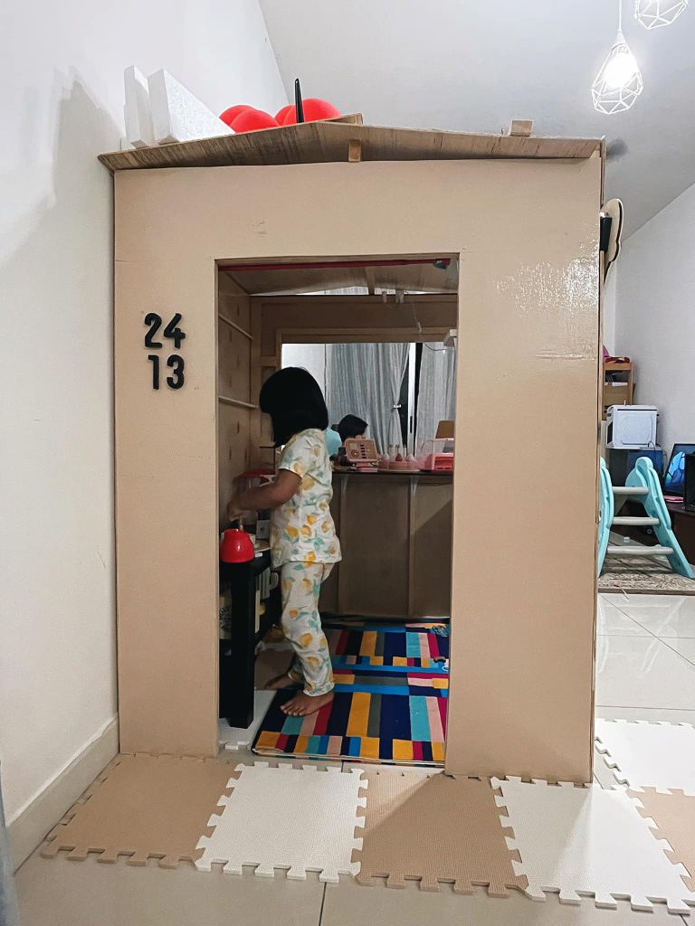 Nak Pergi Taman Tak Boleh, Bapa DIY Mini Kafe Cantik Untuk Anak, Kos Murah Tapi Puas Hati! 15 Nak Pergi Taman Tak Boleh, Bapa DIY Mini Kafe Cantik Untuk Anak, Kos Murah Tapi Puas Hati!