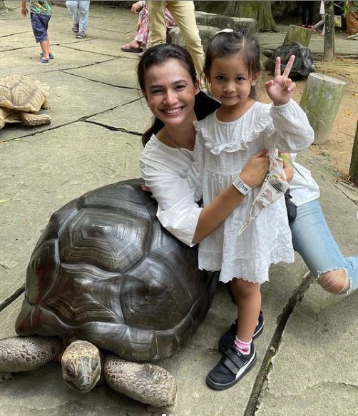 “Patutlah Senyap Je” Diam-Diam ‘Kerjakan’ Lipstick, Comelnya Gelagat Anak Ezzaty Abdullah Ni!