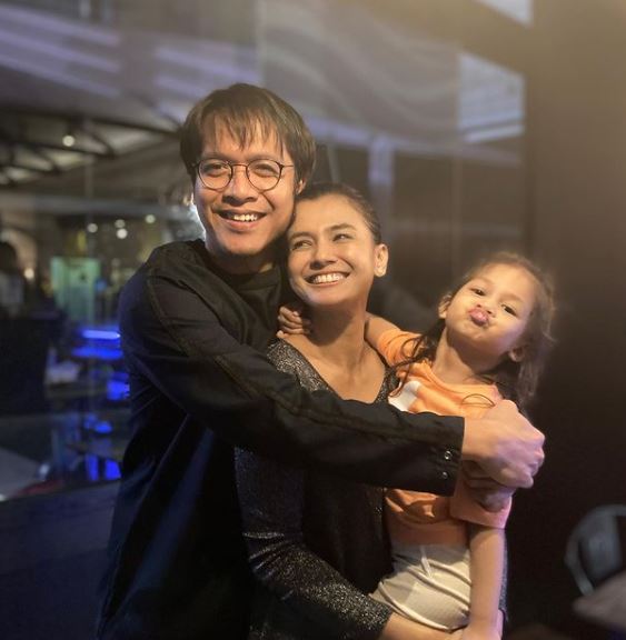 “Patutlah Senyap Je” Diam-Diam ‘Kerjakan’ Lipstick, Comelnya Gelagat Anak Ezzaty Abdullah Ni!