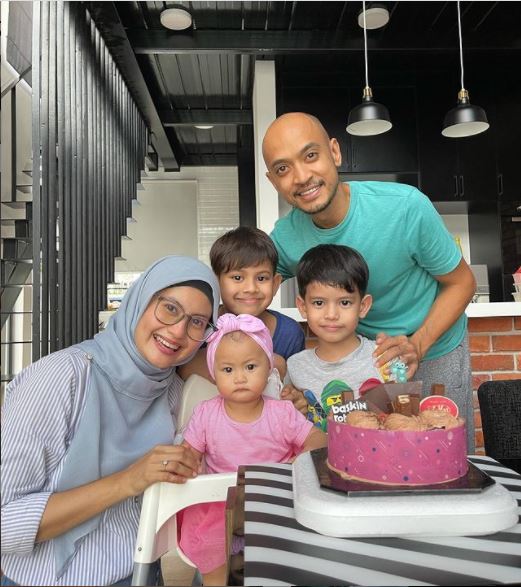 "Tak Berhenti Makan Acid Folic" Rezeki Diusia 40-an, Isteri Tomok Kongsi Cerita Dapat Khadijah! 9 “Tak Berhenti Makan Acid Folic” Rezeki Diusia 40-an, Isteri Tomok Kongsi Cerita Dapat Khadijah!