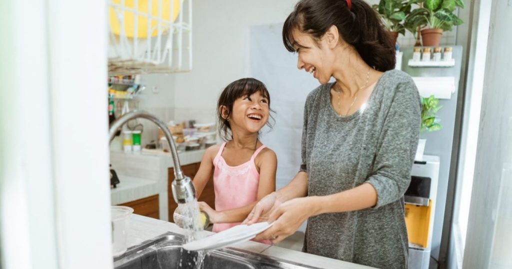 Ajar Anak Kerja Rumah Rupanya Jadi ‘Acuan’ Untuk Berjaya. Hebat!