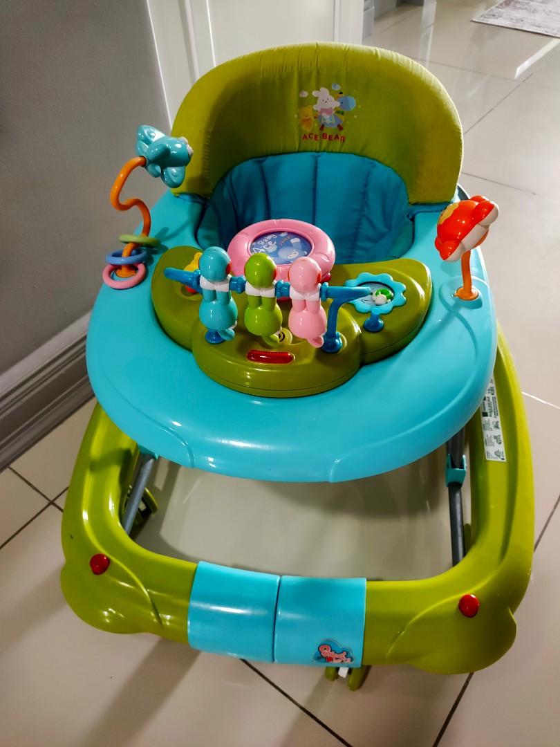 Bahaya Baby Walker: Peringatan Buat Ibu Bapa Tentang Risiko & Alternatif Lebih Selamat 6 Bahaya Baby Walker: Peringatan Buat Ibu Bapa Tentang Risiko & Alternatif Lebih Selamat