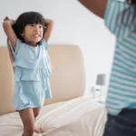 kid-pillow-fight-bed-8595-12831-24_04_243944
