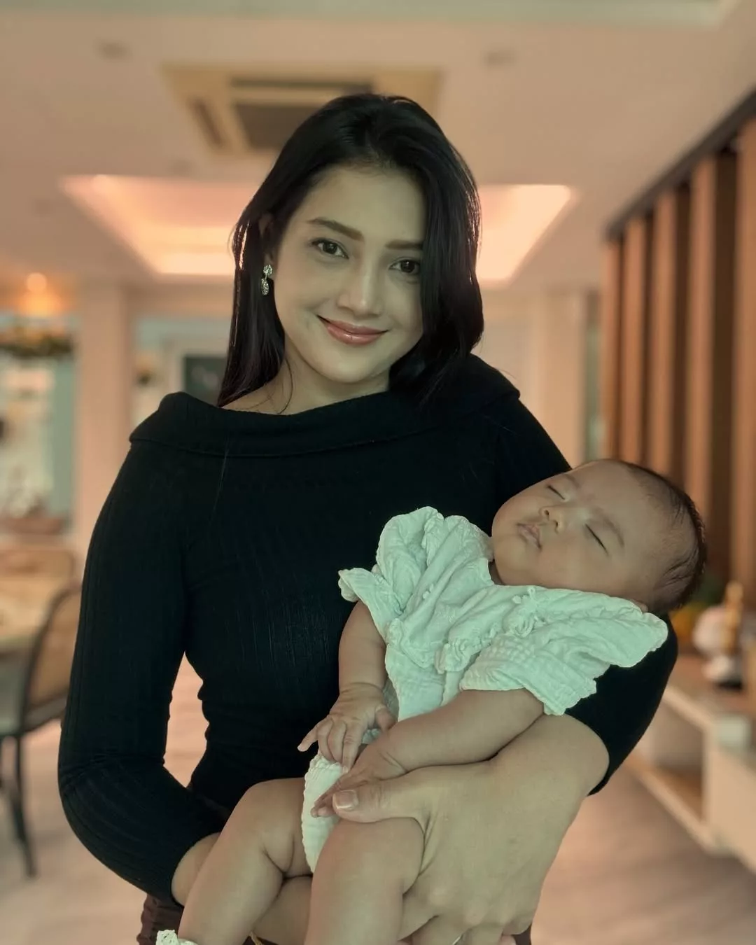 "Saya Harap Mulan Tak Benci Saya." Datin Atikah Sebak Bayangkan Masa Depan Anak Tersayang 15 “Saya Harap Mulan Tak Benci Saya.” Datin Atikah Sebak Bayangkan Masa Depan Anak Tersayang