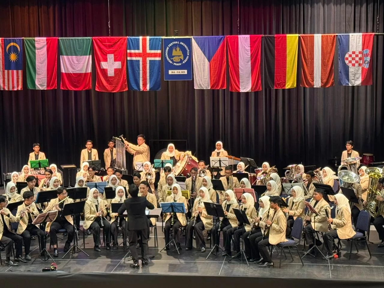 Orkestra MRSM Ulul Albab FELDA Trolak Menyinar di Pentas Dunia, Bawa Pulang Emas Untuk Asia!