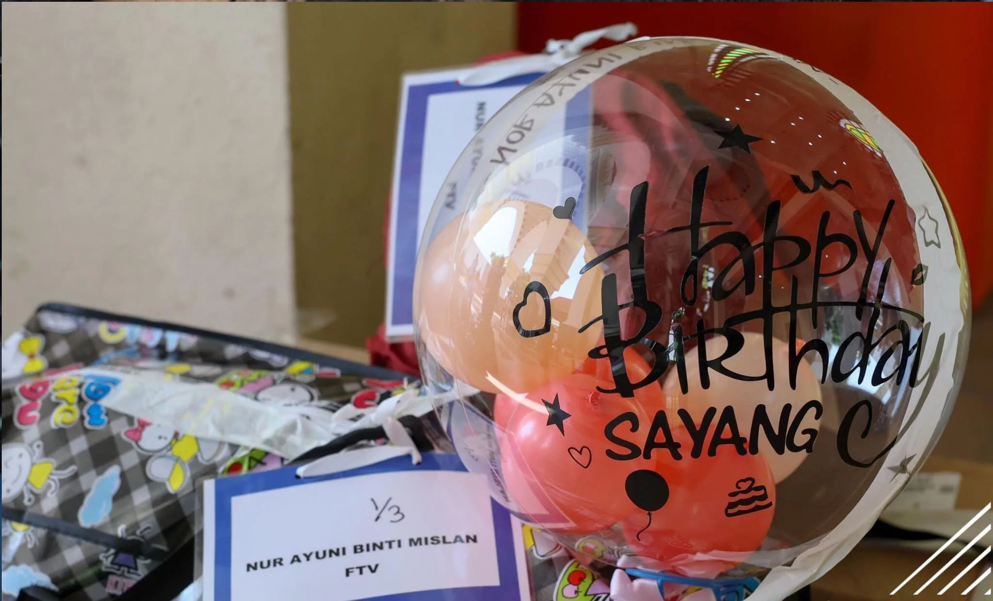 “Happy Birthday Sayang…” – Barangan Ayuni Diserahkan, Belon Masih Teguh Berdiri