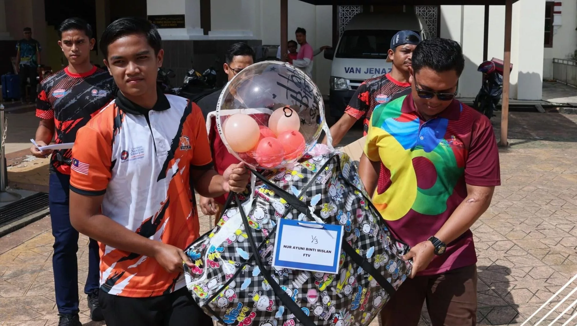 “Happy Birthday Sayang…” – Barangan Ayuni Diserahkan, Belon Masih Teguh Berdiri