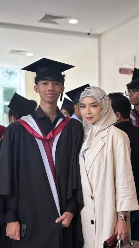 Anak Sulung Tamat Pengajian Di Kolej Tuanku Ja’afar, Nora Danish Dan Bekas Suami Hadir Majlis Graduasi