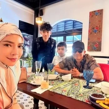 Anak Sulung Tamat Pengajian Di Kolej Tuanku Ja’afar, Nora Danish Dan Bekas Suami Hadir Majlis Graduasi