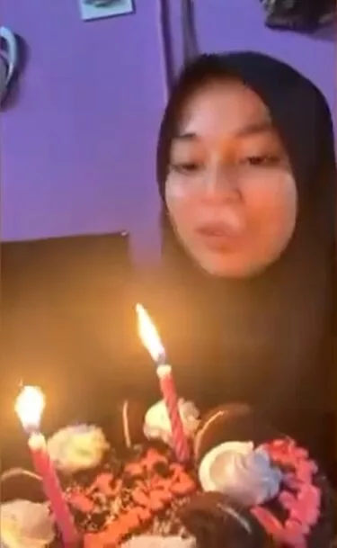 “Happy Birthday Sayang…” – Barangan Ayuni Diserahkan, Belon Masih Teguh Berdiri