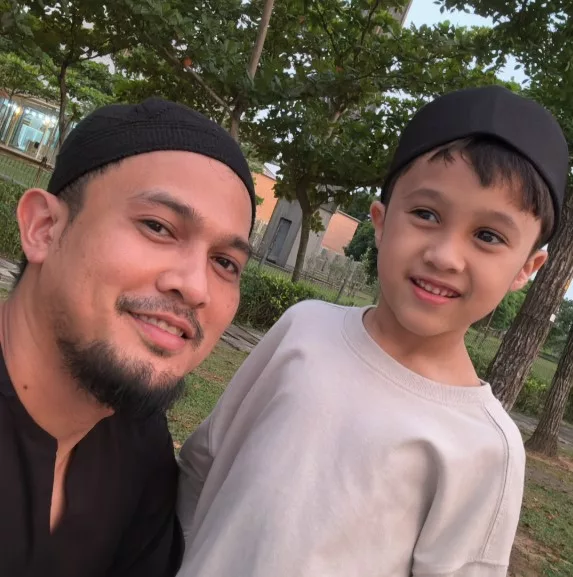 “Baba Try, Nyummy” Sportingnya Saharul Ridzwan Layan Anak Main Pukul Satu Pagi, Good Daddy!