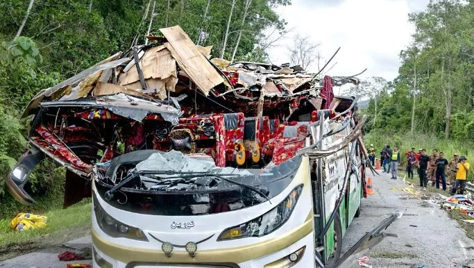 Mangsa Nahas Bas UPSI Banyak Tulang Patah, Leher Retak, Ibu Mohon Doa Orang Ramai Kesembuhan Anak