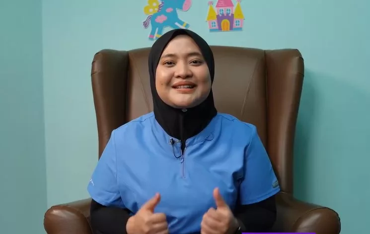 Lepas Menyusu, Jangan Terus Baring, Ini Cara Betul Sendawakan Bayi!