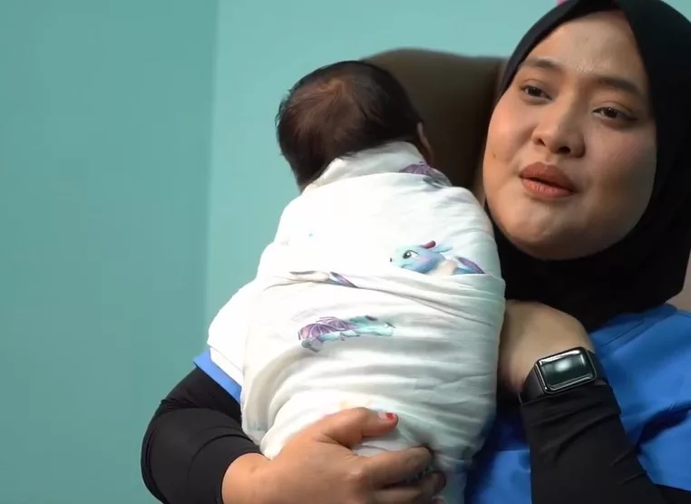 Lepas Menyusu, Jangan Terus Baring, Ini Cara Betul Sendawakan Bayi!