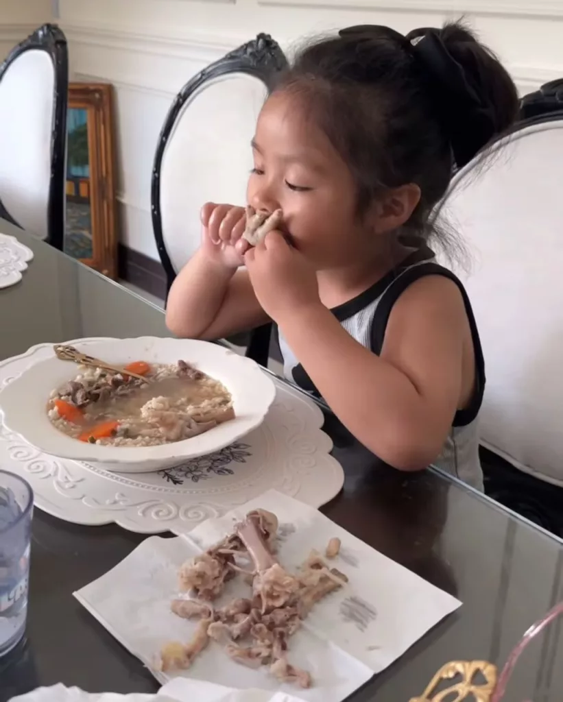 Gelagat Rina  Makan Sup Kaki Ayam Tanpa Geli! Famili Durian Kimchi Sekali Lagi Raih Tumpuan!