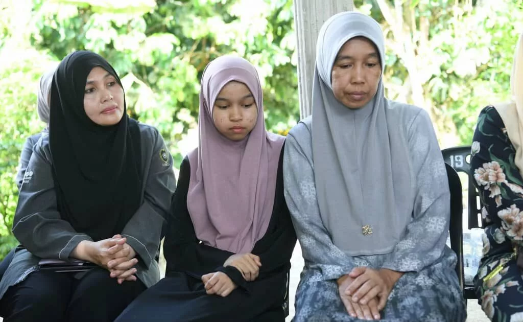 “Saya Akan Jadi Ustazah…” – Adik Teruskan Impian Arwah Sufea Adela Selepas Tragedi Bas UPSI